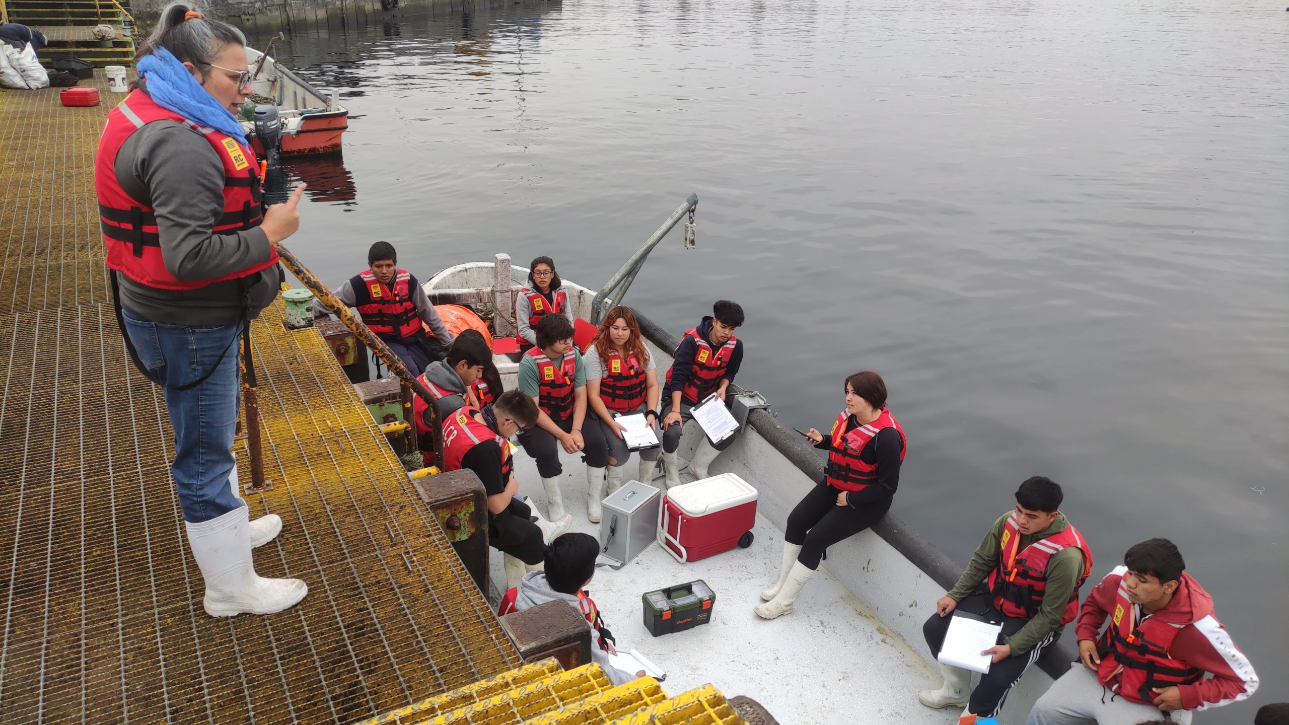 Estudiantes en formación técnico profesional realizan muestreo de zooplancton
