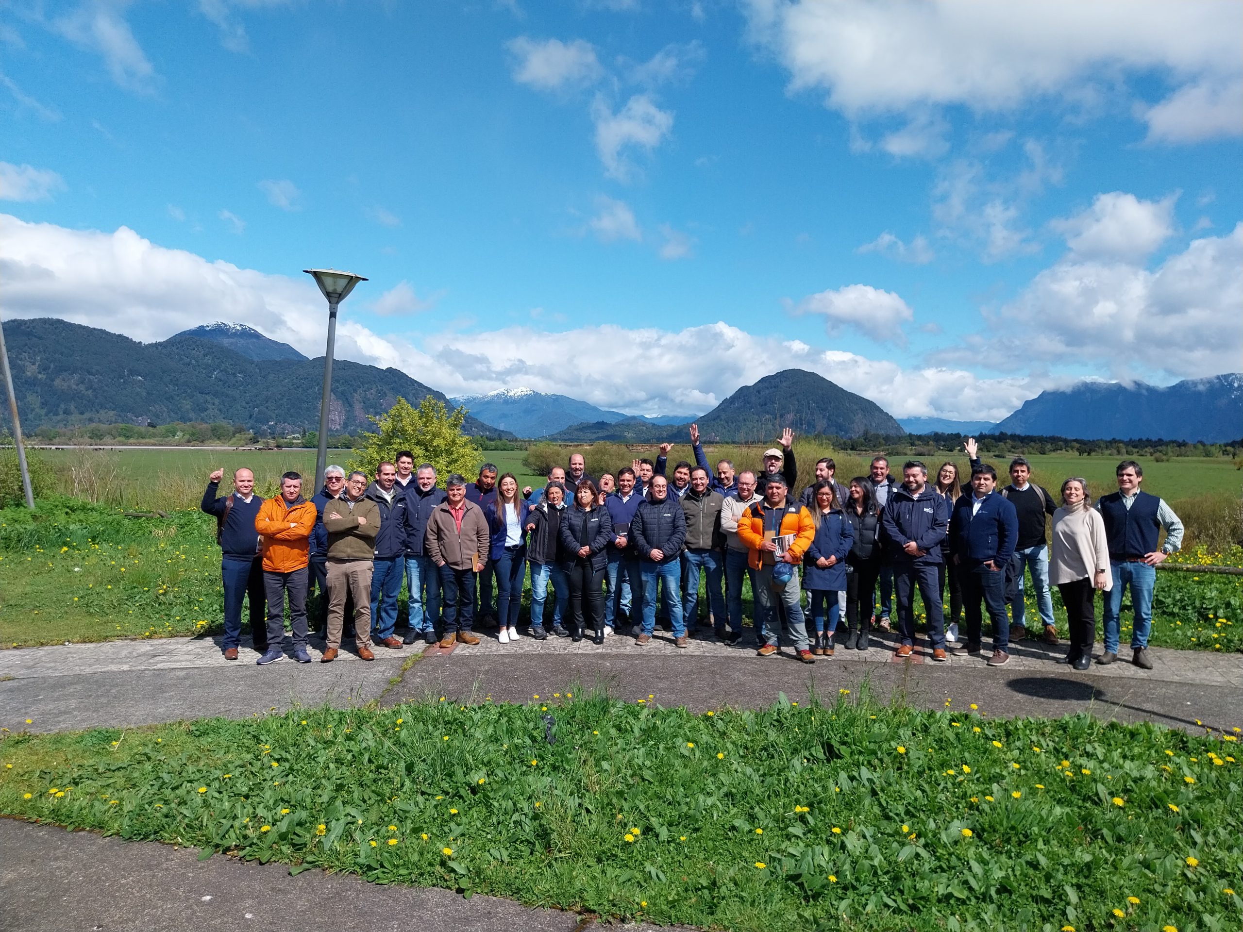 Realizan jornada de trabajo junto a proveedores salmonicultores en Aysén