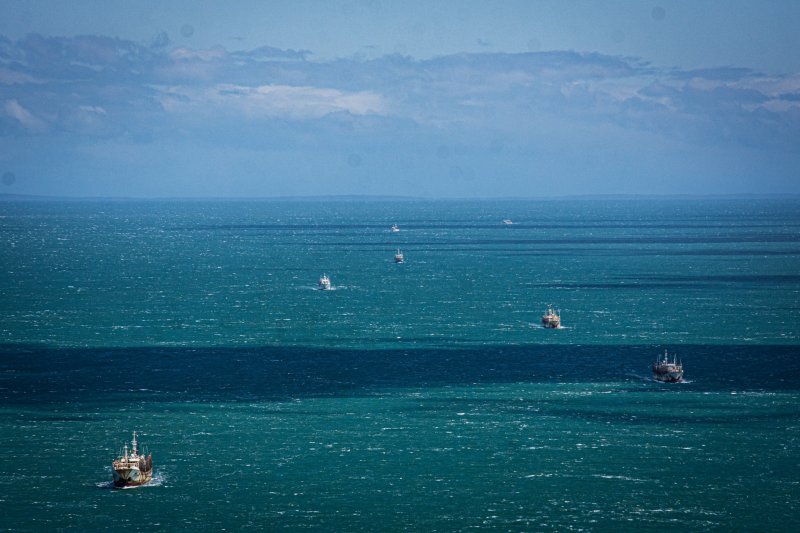 Armada monitorea pesqueros extranjeros que transitan por el Estrecho de Magallanes